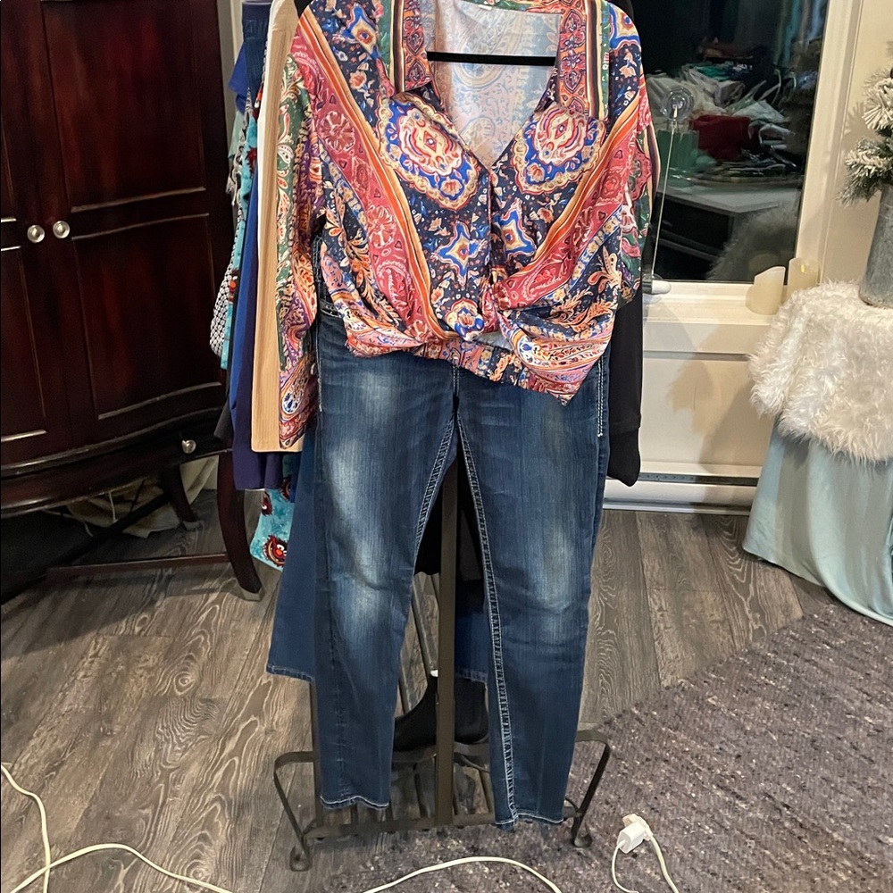 Silver jeans, Tuesday skinny size 28, length 31 inch insane